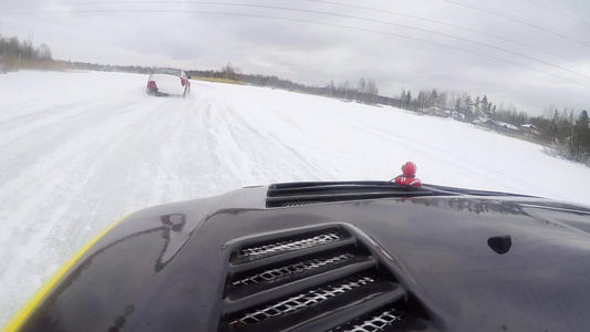 冬季积雪湖上冰雪履带滑雪的汽车驱动器视频