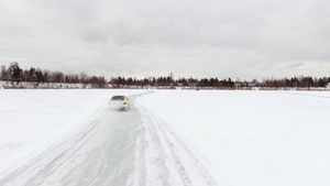 冬季雪覆盖湖的冰雪轨道驾驶17秒视频