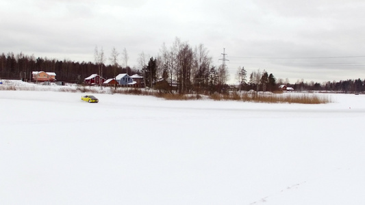 冬季雪覆盖湖的冰雪轨道驾驶车空中观光视频