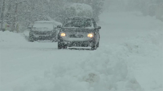 在雪覆盖的路上驾着大雪倒下视频