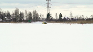 冬季积雪湖上冰雪履带滑雪的汽车驱动器16秒视频