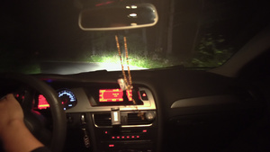 夜间在山区农村公路上驾驶汽车的车内30秒视频