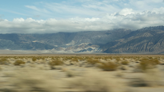 前往死亡谷的公路旅行在美国加利福尼亚州驾驶汽车在美国视频