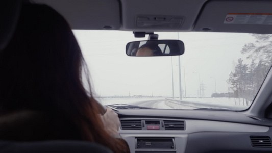妇女在高速公路上驾驶汽车视频