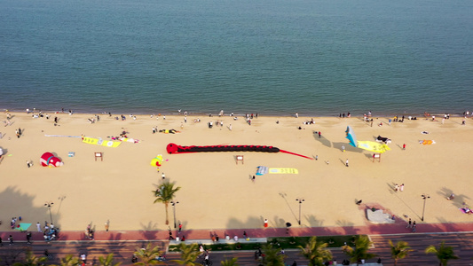 航拍珠海沙滩上空风筝视频