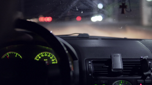 晚上在公路上驾驶汽车时看到车身的风景视频