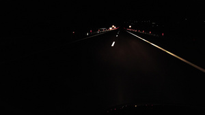 夜间在空高速公路上驾驶29秒视频