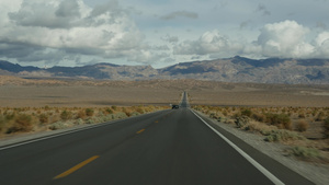 前往死亡谷的公路旅行在美国加利福尼亚州驾驶汽车在美国21秒视频