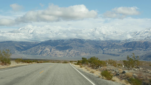 前往死亡谷的公路旅行在美国加利福尼亚州驾驶汽车在美国17秒视频