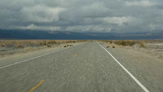 前往死亡谷的公路旅行在美国加利福尼亚州驾驶汽车在美国视频