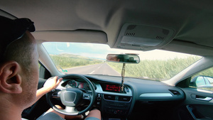 男子驾驶运动车在阳光明媚的一天享受驾车12秒视频