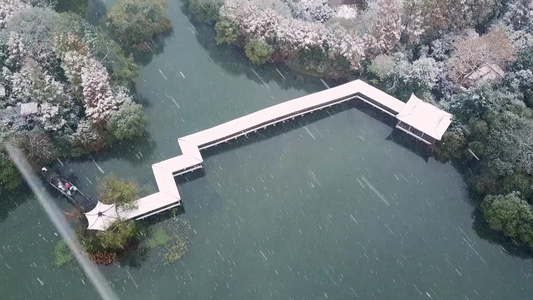 杭州西湖景区浴鹄湾霁虹桥雪景视频