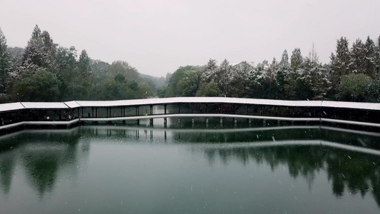 杭州西湖景区浴鹄湾霁虹桥雪景视频