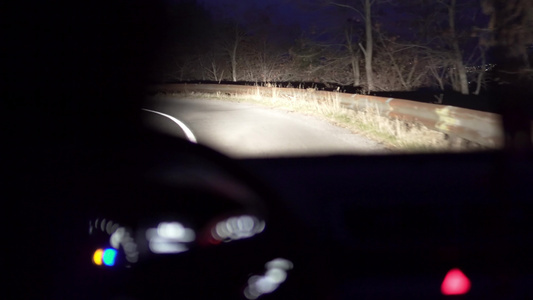 山地乡村公路上夜间驾车从驾驶员第一视角拍下的国家公路视频