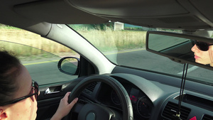 有吸引力的青少年驾驶员在后视镜中看面部反射在内镜中11秒视频