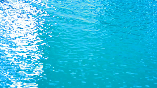蓝色纯净清澈的水面上快速移动视频