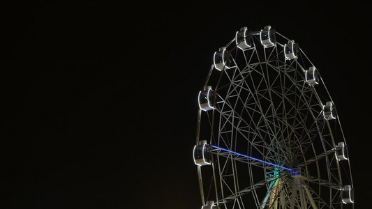 夜间用复印空间照亮的发酵轮并有复制空间视频