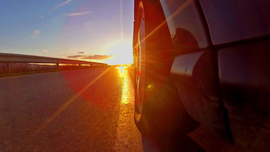 日落时速行驶在轨道上的运动车轮10秒视频