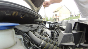 机械师检查和修理汽车12秒视频