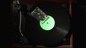 录音带盒和乙烯基绿盘的复古概念转盘和带磁带铺设的乙烯基23秒视频