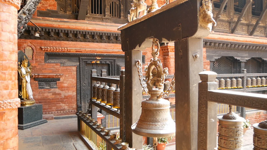 古老的青铜和黄铜装饰的寺庙RudraVarnaMahavihar视频