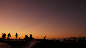 年轻的跳跃滑板手夏季日落夕阳剪影24秒视频