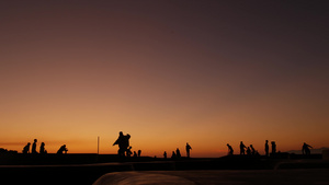 年轻的跳跃滑板手骑长板夏季日落背景的剪影加利福尼亚州21秒视频