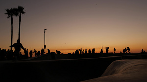 年轻的跳跃滑板手骑长板夏季日落背景的剪影加利福尼亚州27秒视频