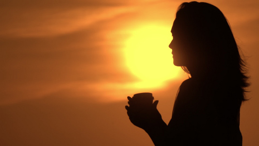 特写女士拿着杯子欣赏天空的景色视频