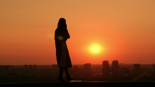 在城市日出时妇女通过流动户外行走在城市风景中说话视频