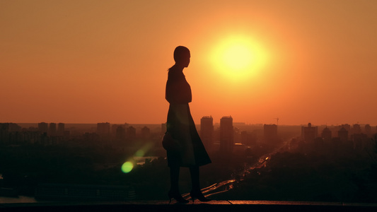 女工程师在日出时戴着头盔外出市风景视频