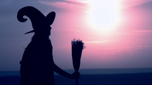 女人穿着巫服和野外扫扫帚之夜夕阳剪影39秒视频
