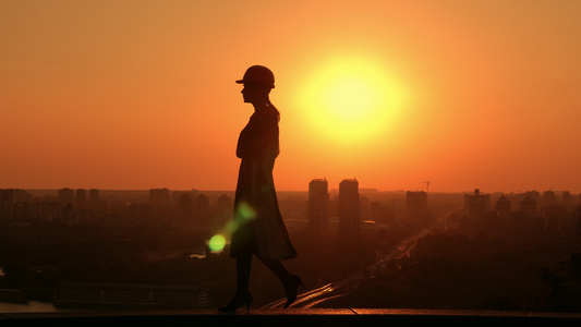 日出时女工程师户外城市风景视频