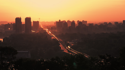 日出时城市风景的顶部视图视频