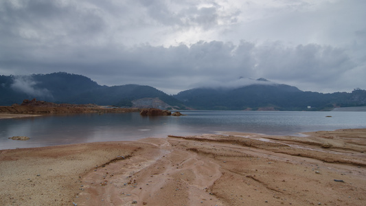 泥土土地湖泊和山丘视频