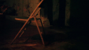 金属椅子的背影独自在黑暗6秒视频