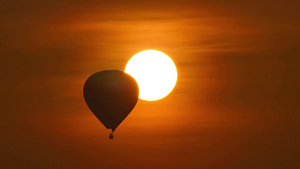 绕过太阳的光影气球20秒视频