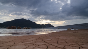 湖中泥地和水的裂缝15秒视频