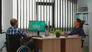 在商业办公室工作的坐轮椅的人14秒视频