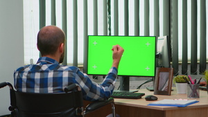 绿色屏幕计算机轮椅工作者13秒视频