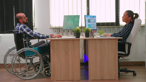与处于瘫痪状态的同事交谈的女商人13秒视频