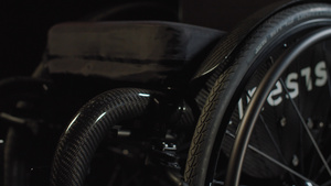 黑暗背景的黑黑色轮椅28秒视频