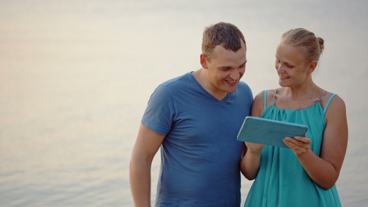 在海上使用平板电脑的年轻夫妇视频