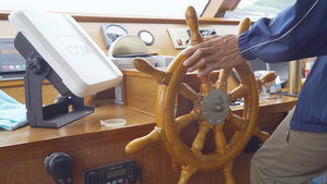 操控船舵驾驶轮船19秒视频