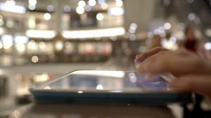 妇女在购物中心使用平板18秒视频
