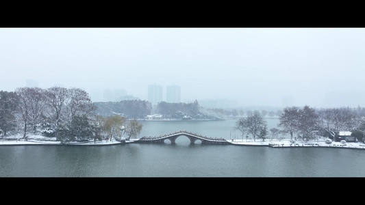 长沙城市冬天湖景雪景下雪视频