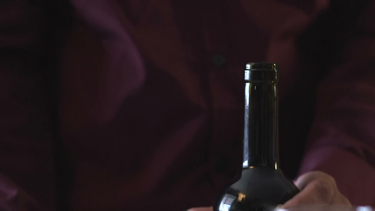 男人从一瓶红酒中取出软塞视频