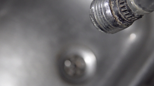 脏水龙头水槽排水和滴水电影背景从水龙头到水槽的焦点视频