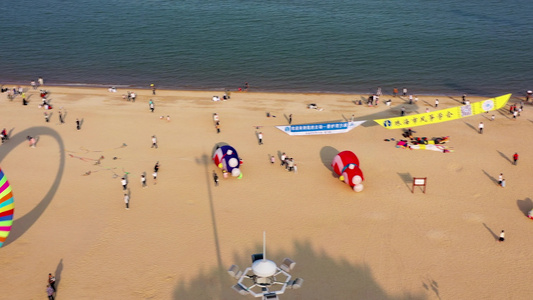 珠海春天沙滩上空风筝视频