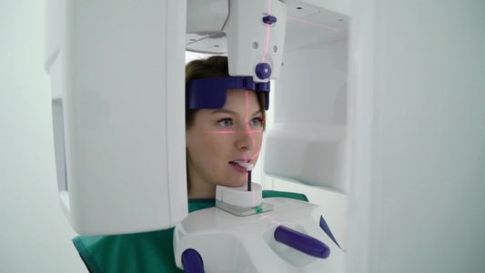 在医院的医疗柜中使用X射线机扫描仪的女病人医生在诊所视频